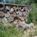 Dekorativer Sichtschutz in Form eines wertvollen Lebensraumes. (© mehr-natur-im-garten.ch) Kleintierhotel als Sichtschutz